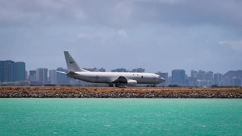 US Navy P-8A Poseidon Overshoots Hawaiian Runway, ends up in Kaneohe Bay