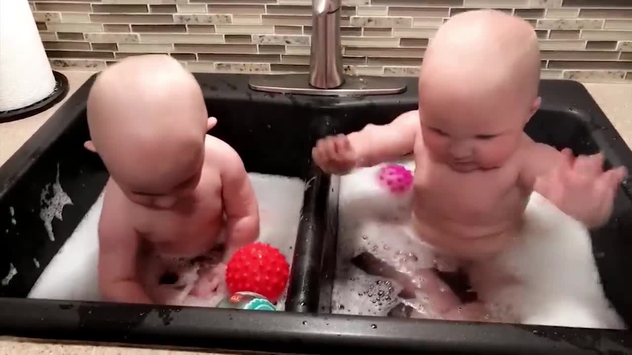 Baby Bathing Funny Video