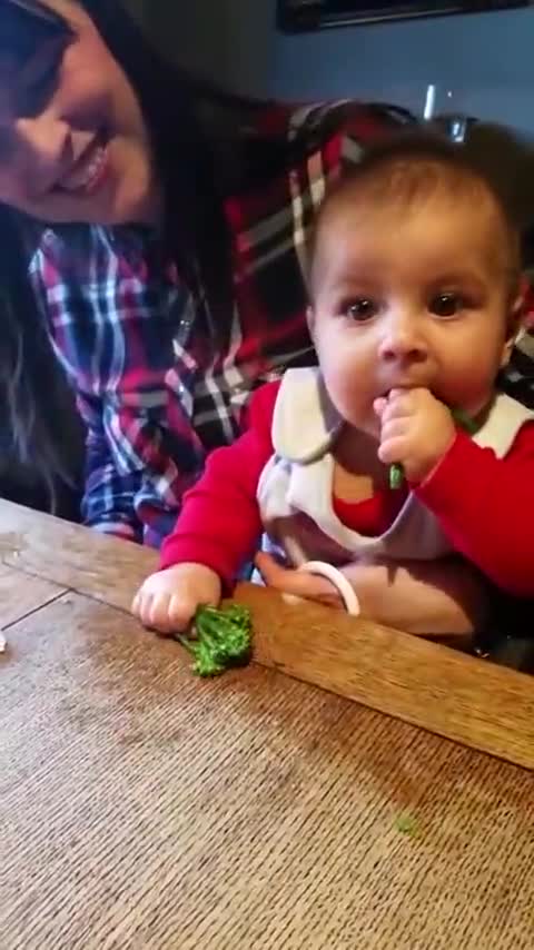 Bebé prueba brócoli y hace una cara adorablemente graciosa