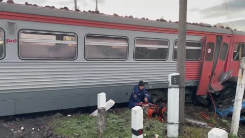 В Тамбовской области сотрудники полиции работают на месте столкновения грузовика и электрички