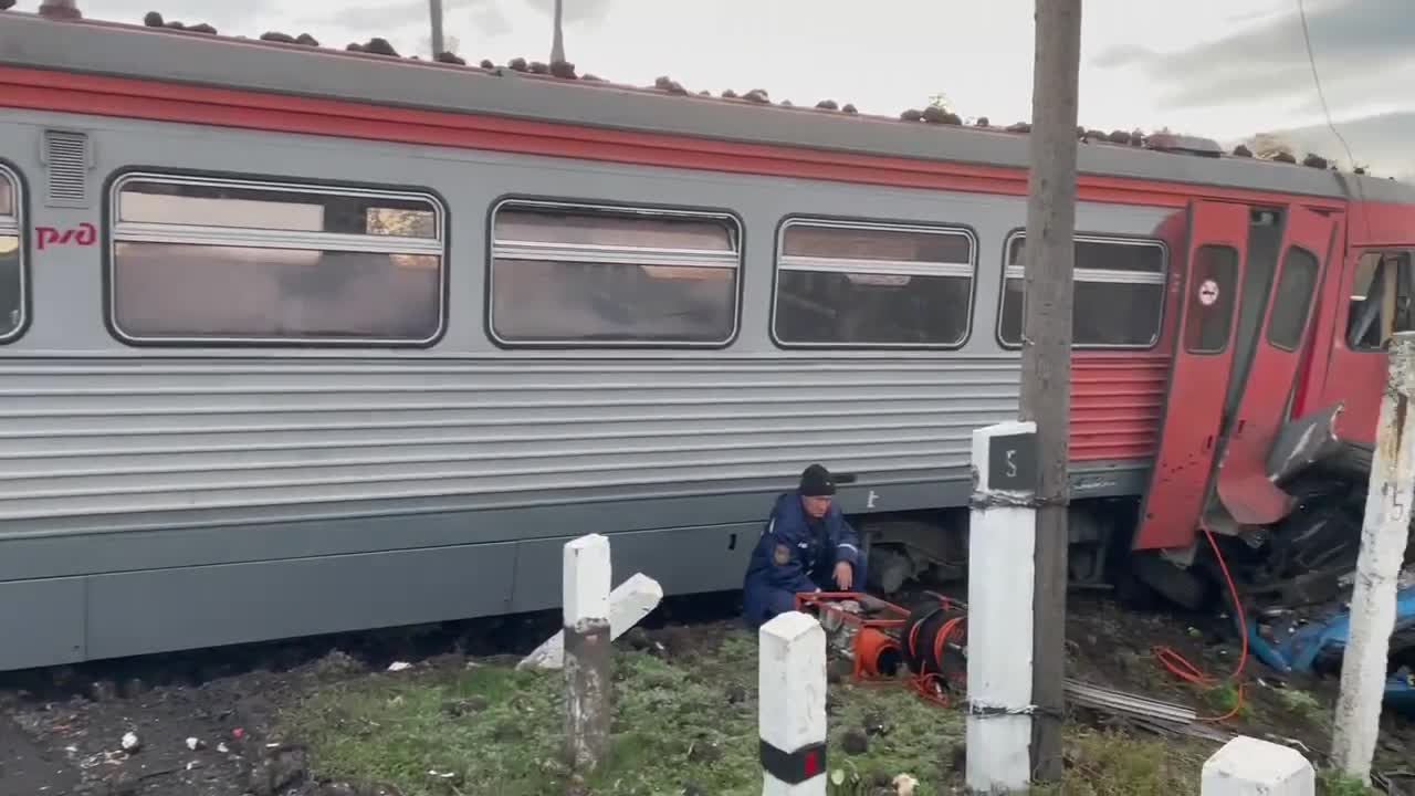 В Тамбовской области сотрудники полиции работают на месте столкновения грузовика и электрички