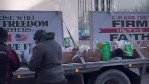 FREEDOM CONVOY CANADA 2022: TRUCK LOADED WITH SUPPLIES, WHILE DRIVER WAS SLEEPING OVERNIGHT. 👊💯