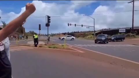 Hawaiians yell "fuck you" as Biden passes them for not doing anything for 14 days as Maui burned