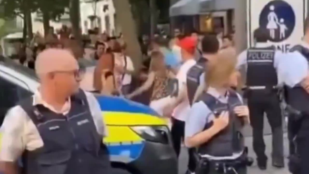 Islamic crowd surrounds German police in Stuttgart shouting "Allah Akbar". We