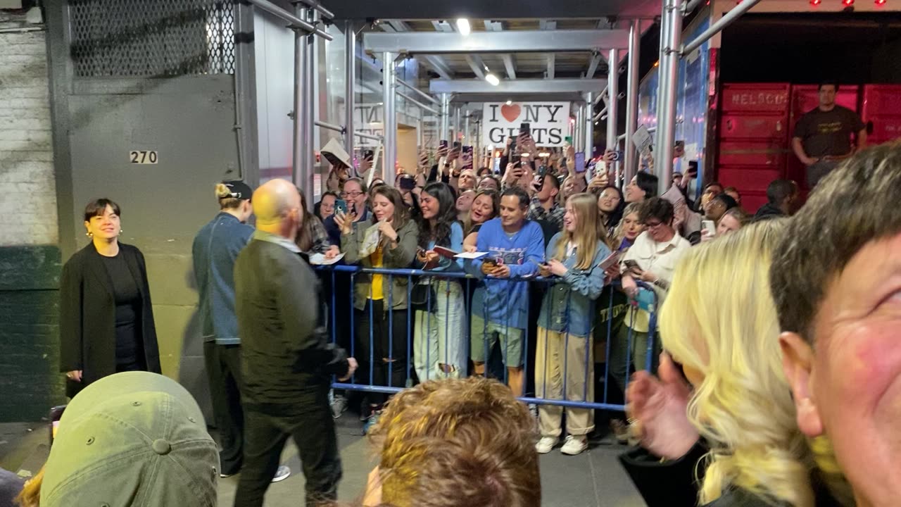 Prima Facie, Jodie comer opening night in New York City signing autographs for her fans 11/04/2023