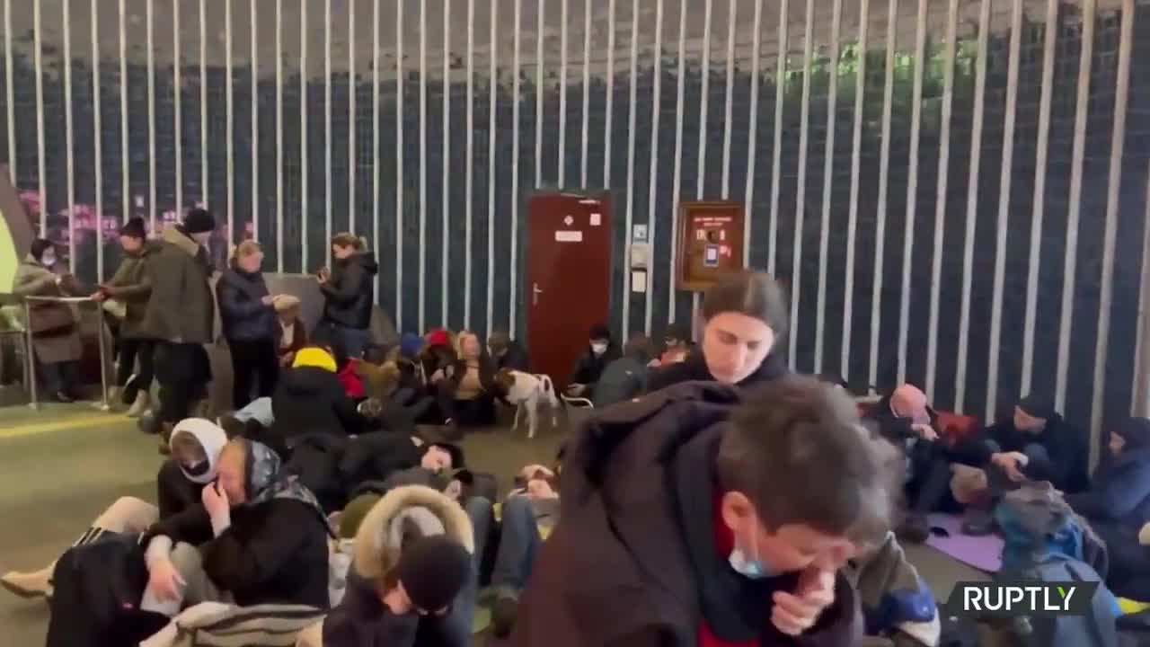 Ukraine: Kiev residents remain underground in metro after air-raid siren rings out