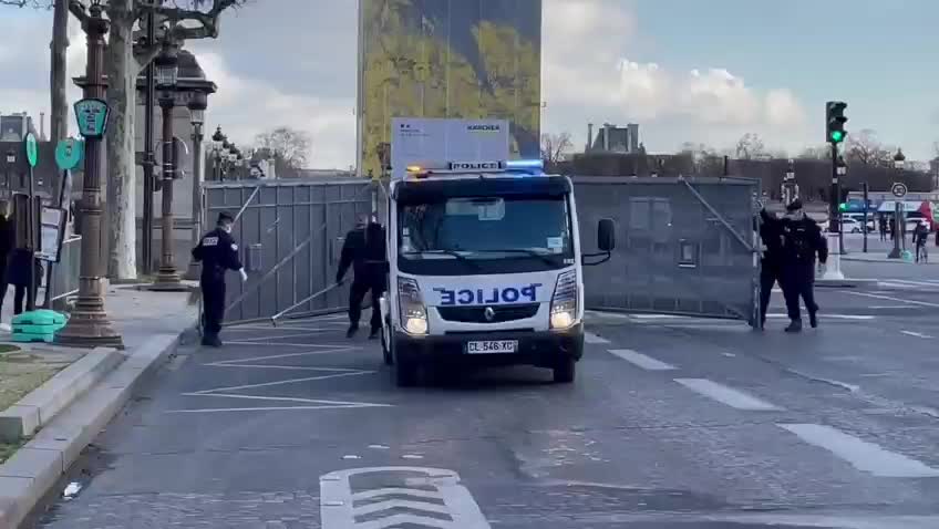 Freedom Convoy Europe - Paris shuts down and installs the big barricades