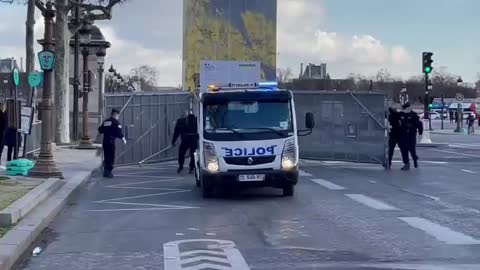 Freedom Convoy Europe - Paris shuts down and installs the big barricades