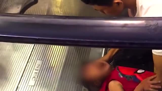 GIRL TERRIBLY TRAPPED IN AN ESCALATOR