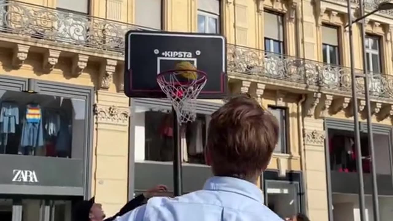 The last one is extraordinary 😂 Clique on the + sign for more crazy reaction !