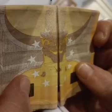 Due pezzi da 50 euro formano un demone