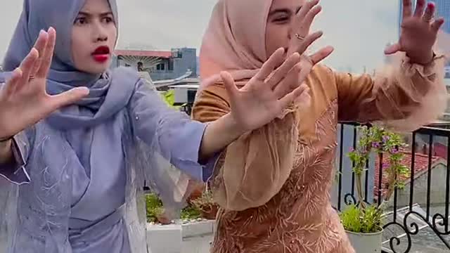 ini mataku😳👀 hahaha jgn lupa cek maxi yg kita pake ada di keranjang kuning ya🤗