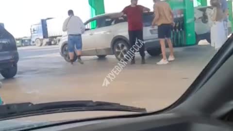 V Oděse se vedou pěstní souboje o plnou nádrž u benzinek