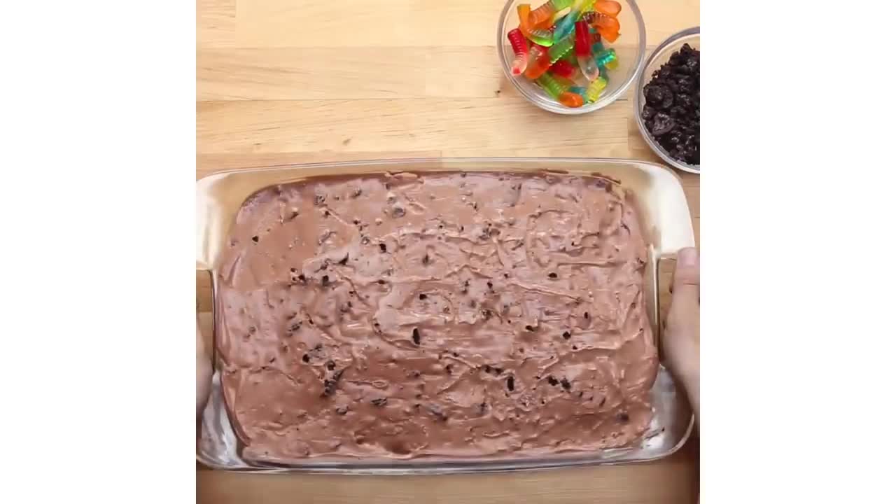 strawberries 'n' cream pyramid cake