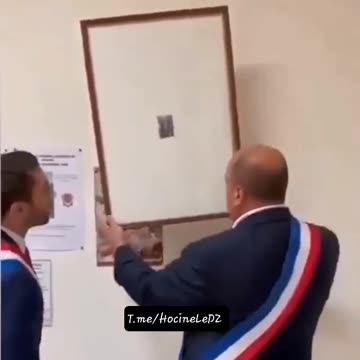 Ce maire a décidé de changer le portrait officiel du président Macron pour un portrait plus digne !