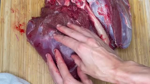 Butchering a deer hindquarter #venison #cooking #Recipe