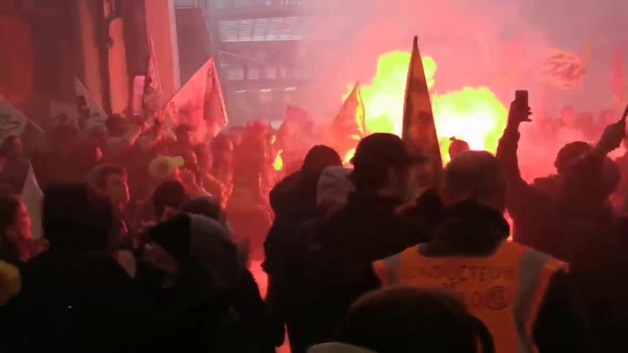 Franzosen stürmen Black Rock Hauptsitz in Paris