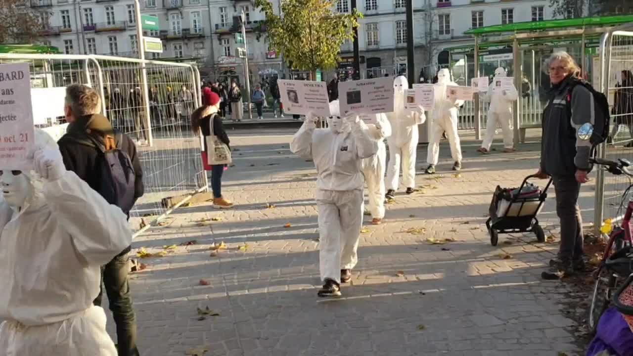 Les Masques BLancs Nantes Action Pancartes Victimes de linjection le 10 dec 2022