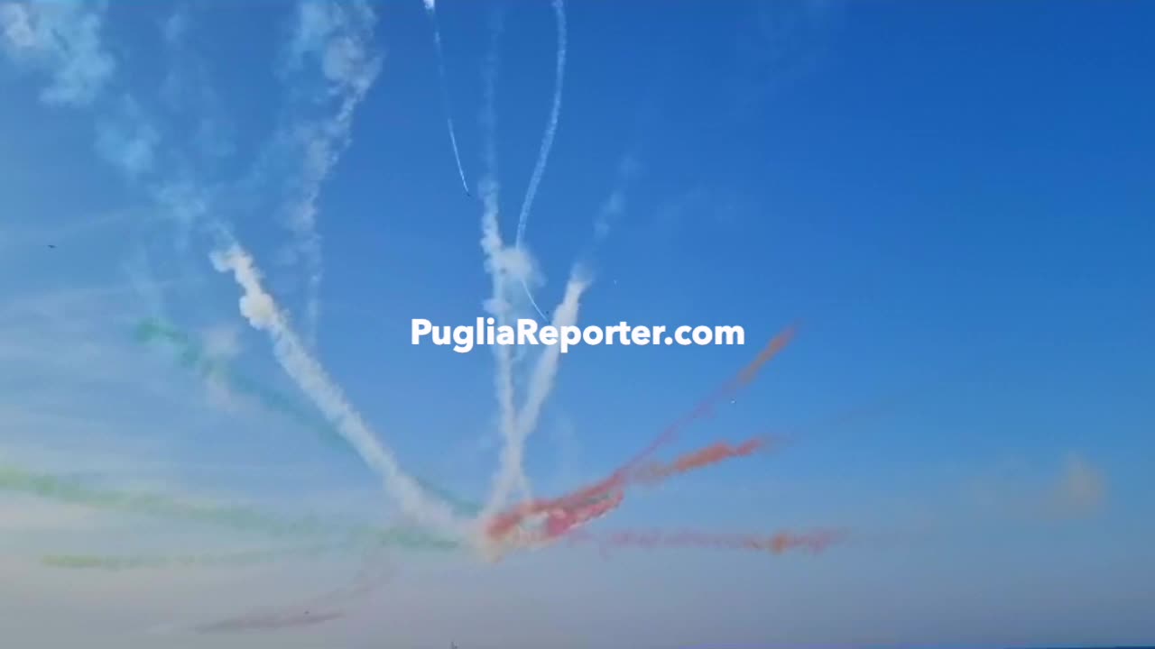 Giovinazzo: spettacolare esibizione Frecce Tricolori - Spectacular military aircraft aerobatics