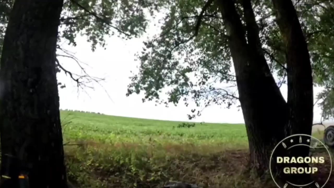 🔼🇩🇪🇺🇦 German "Marder" drives past a captured Russian 122-mm D-30 howitzer