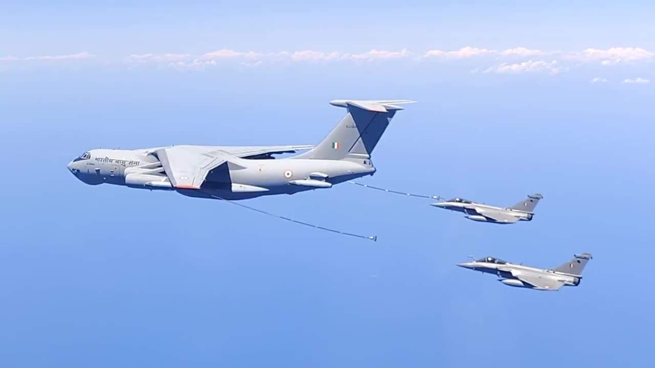 Dassault Rafale indiano sendo reabastecido pelo aerotanker Ilyushin Il-78MKI.