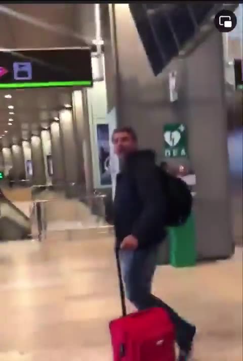 O Lindbergh farinha o famoso "pozinho" ataca no aeroporto.