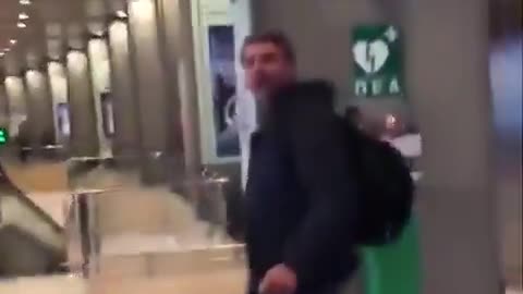 O Lindbergh farinha o famoso "pozinho" ataca no aeroporto.