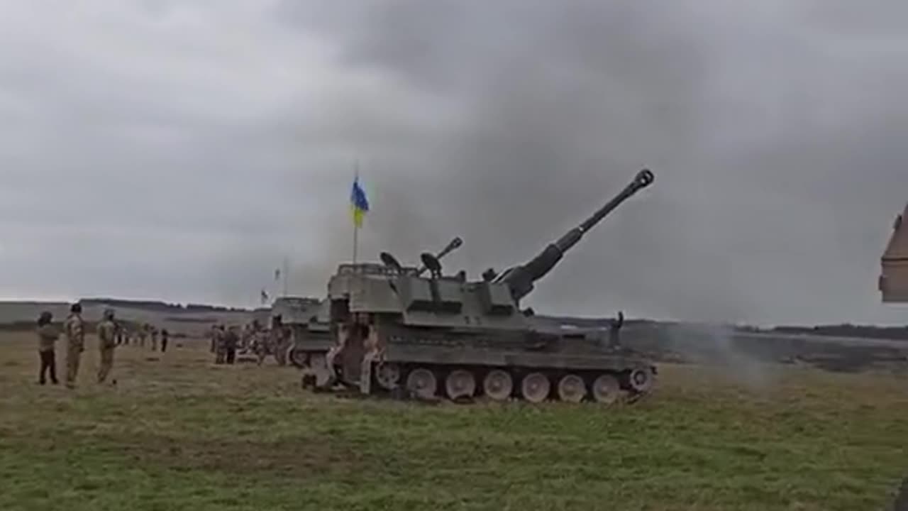 Soldiers of the armed forces of Ukraine training on British AS-90 self-propelled
