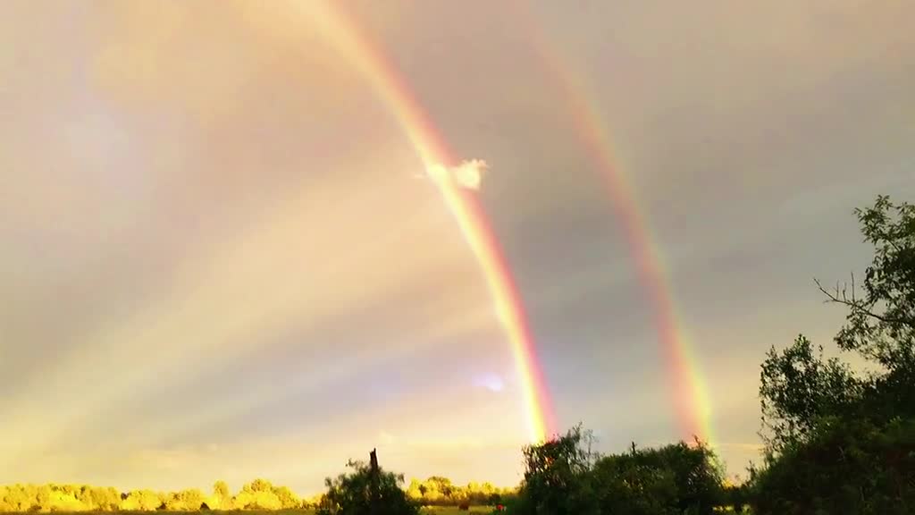 Tindal effect, rainbow and lightning appear at the same time