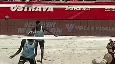 Around the net! 🤯 #volleyballworld #volleyballsave #beachvolleyball #volleyball