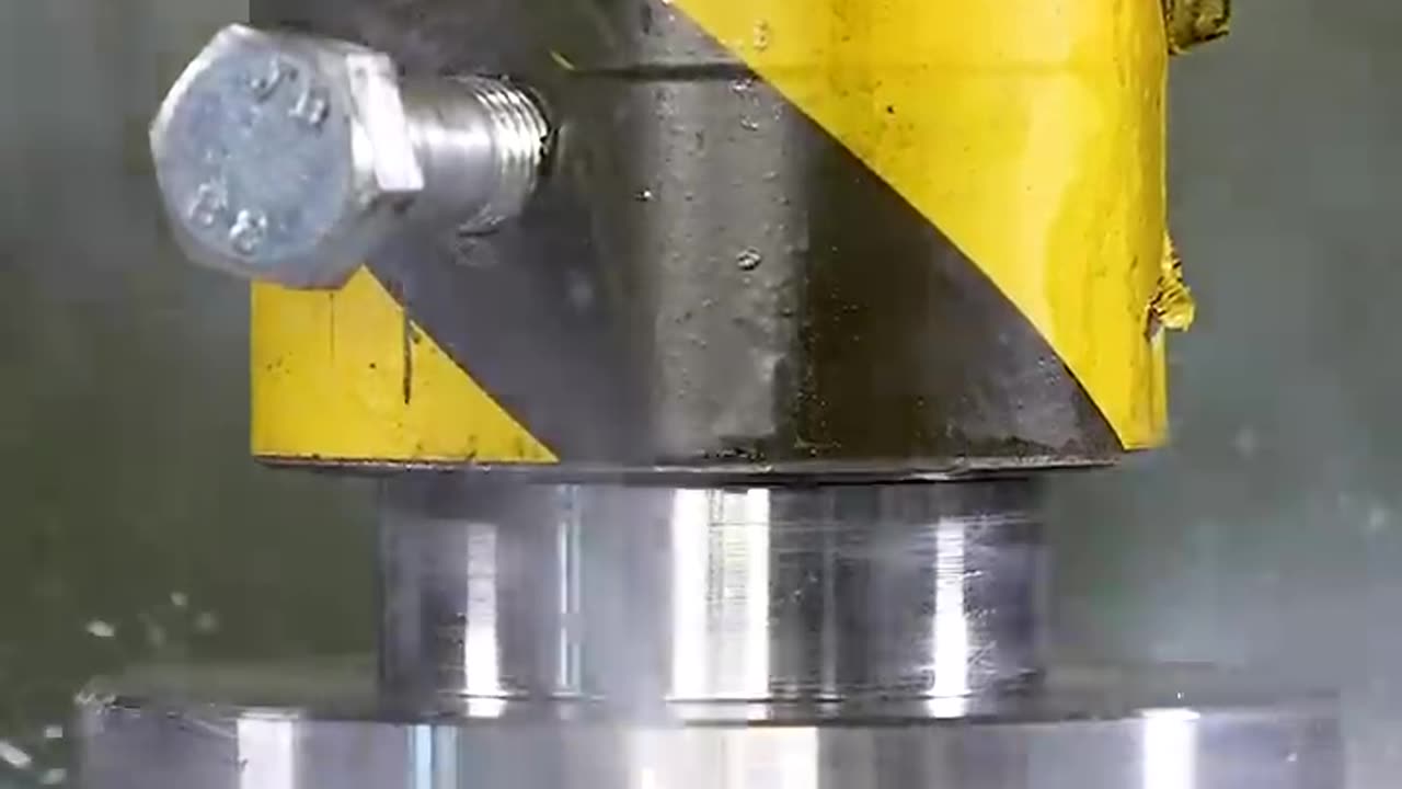 Crushing oat drink with the hydraulic press