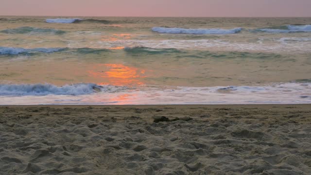 Ocean Waves with Reflection of Sun 4K