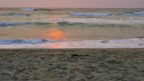 Ocean Waves with Reflection of Sun 4K