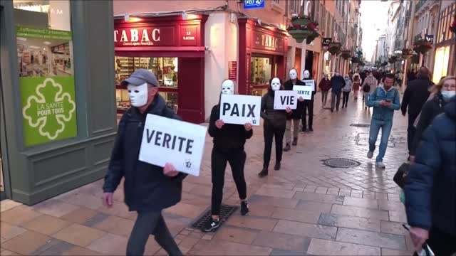 Les Masques Blancs Toulon Action Pancartes le 18 décembre