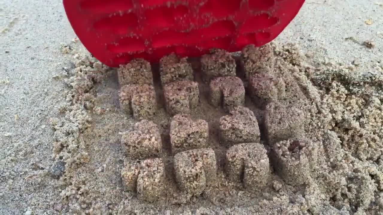 TELETUBBIES TOYS On The Beach Making Sand Hearts!