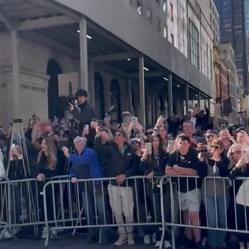 NOW: DJT returns to Trump Tower after Day 6. People line the streets of NYC