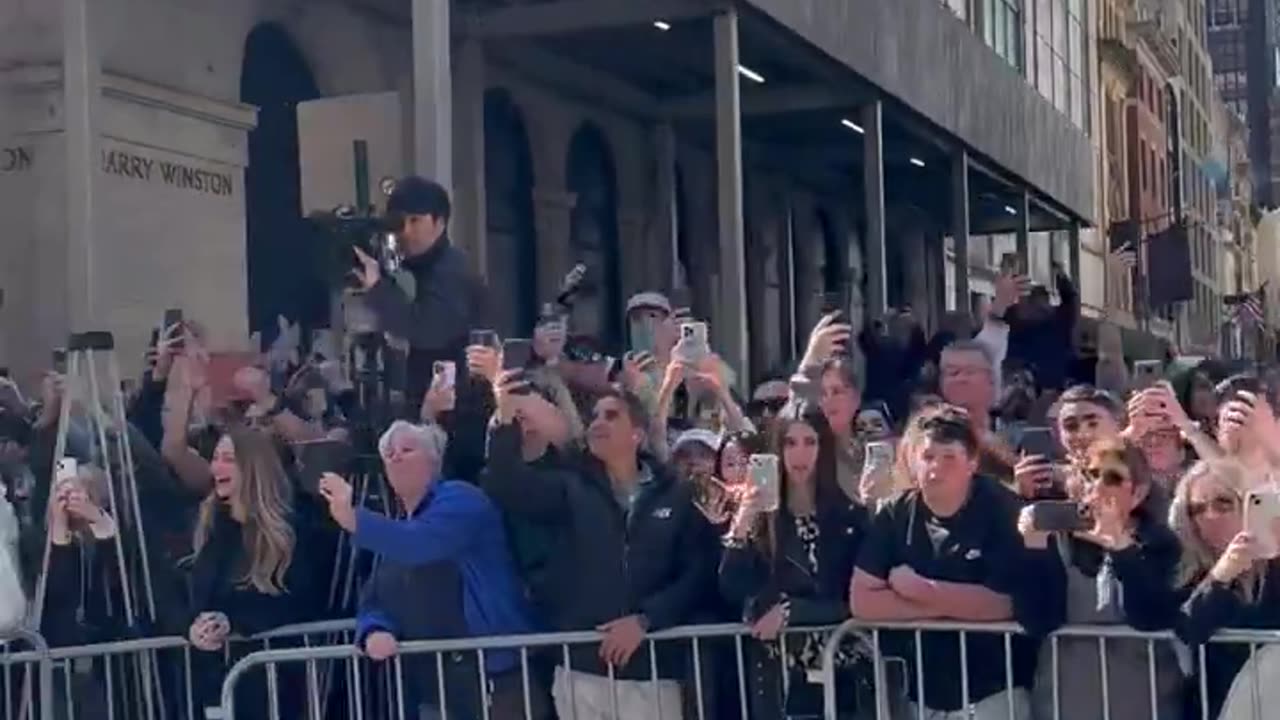 NOW: DJT returns to Trump Tower after Day 6. People line the streets of NYC