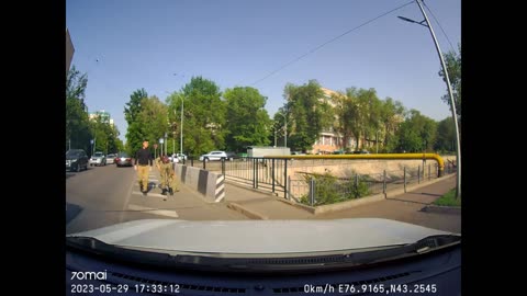 GUY👀ON SCOOTER🛴NEEDS TO LEARN🤔THE RULES OF THE ROAD😎