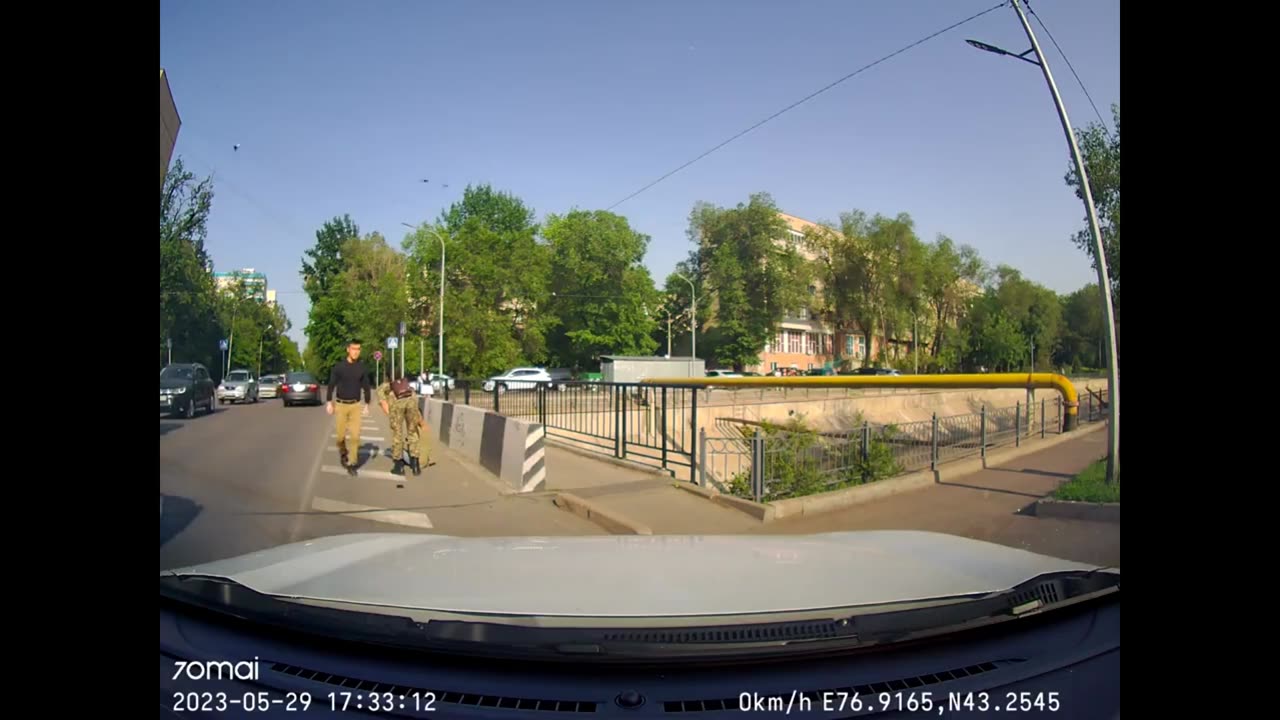GUY👀ON SCOOTER🛴NEEDS TO LEARN🤔THE RULES OF THE ROAD😎