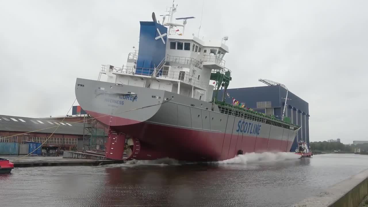 Ship Launch | 10 Awesome Waves, FAILS and CLOSE CALLS-2