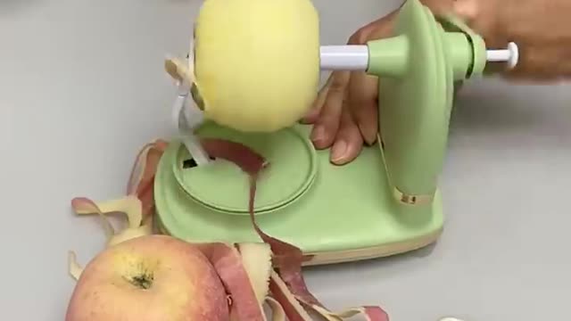 With it, peeling fruit is simply too easy kitchenhacks peelingfruit fruitknife