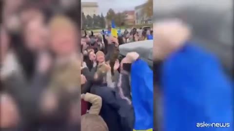 Ucraina, le forze ucraine entrano a Kherson festa in piazza