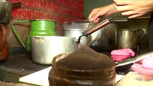 Pakistanis told to drink less tea to help fight economic crisis