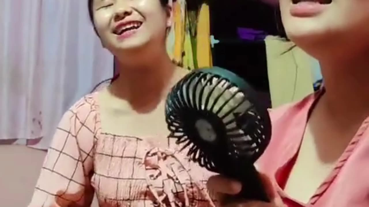 पेश हैं दो ईमानदार लड़किया #youtubeshorts #funnyshorts #shorts #comedyvideo #girlfunnysong