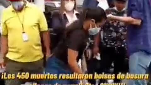 COMUNITARIOS SORPRENDEN A SANITARIOS CON SACOS DE BASURA SIMULANDO MUERTOS COVID