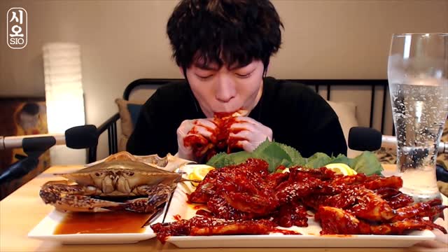 MUKBANG SPICY SEAFOODS || Soy Sauce Vs. Spicy Sauce || KOREAN CRABS