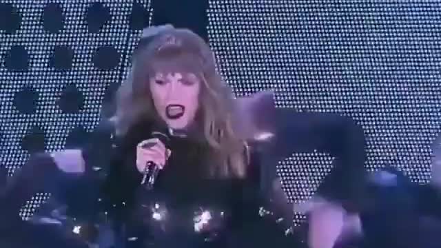 TAYLOR SWIFT | The Scyscraper Legs