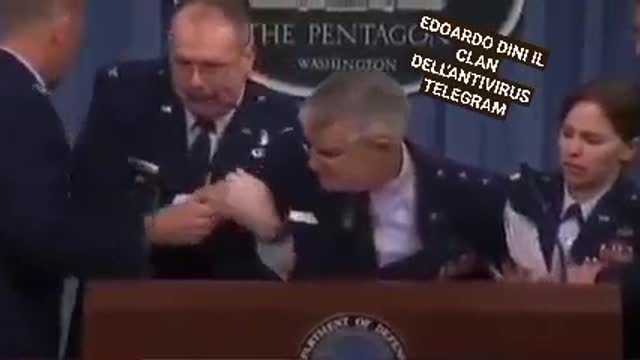 USA GENERALE DEL PENTAGONO SI SENTE MALE IN DIRETTA