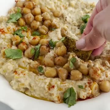 Chunky Garlic Hummus - Masabaha