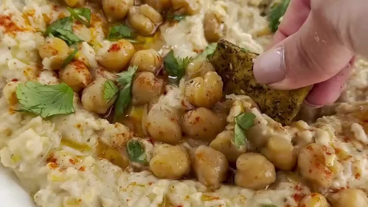 Chunky Garlic Hummus - Masabaha